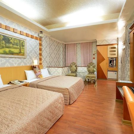 Holland Village Motel Tainan Exterior photo