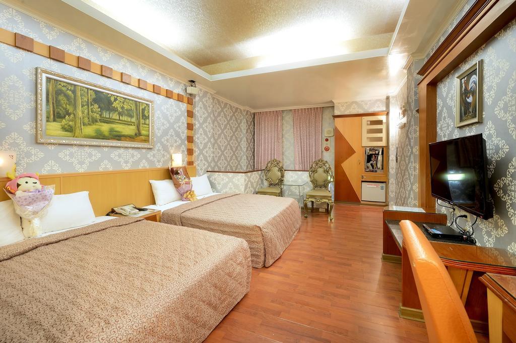 Holland Village Motel Tainan Exterior photo