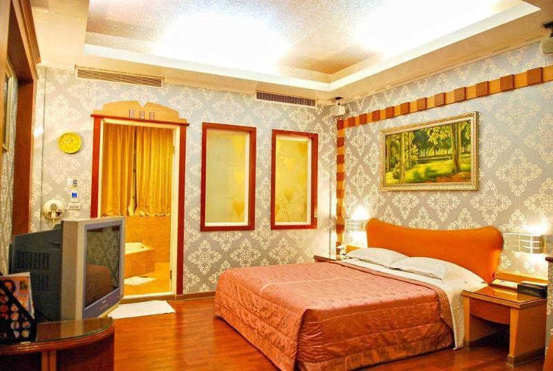Holland Village Motel Tainan Exterior photo