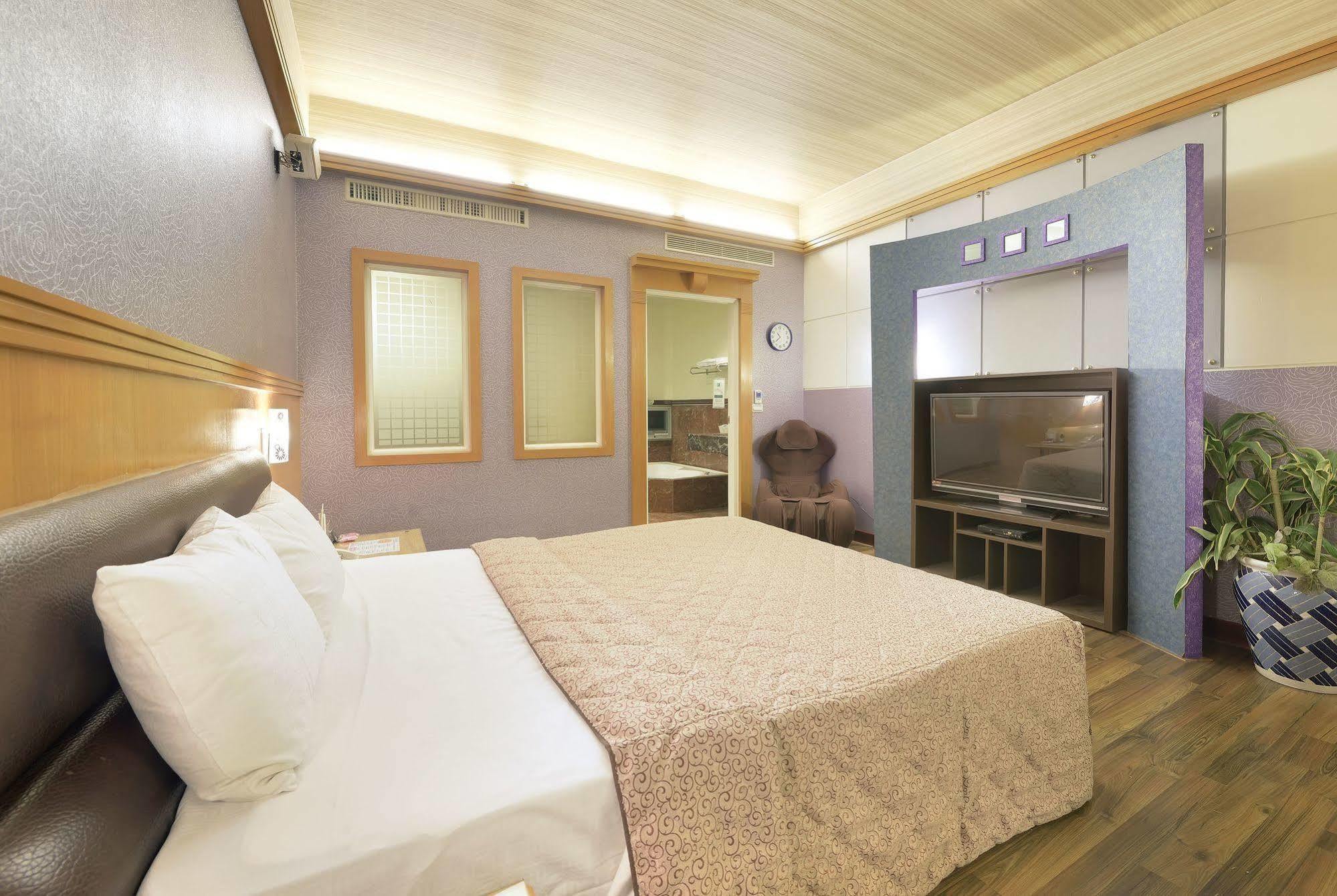 Holland Village Motel Tainan Exterior photo