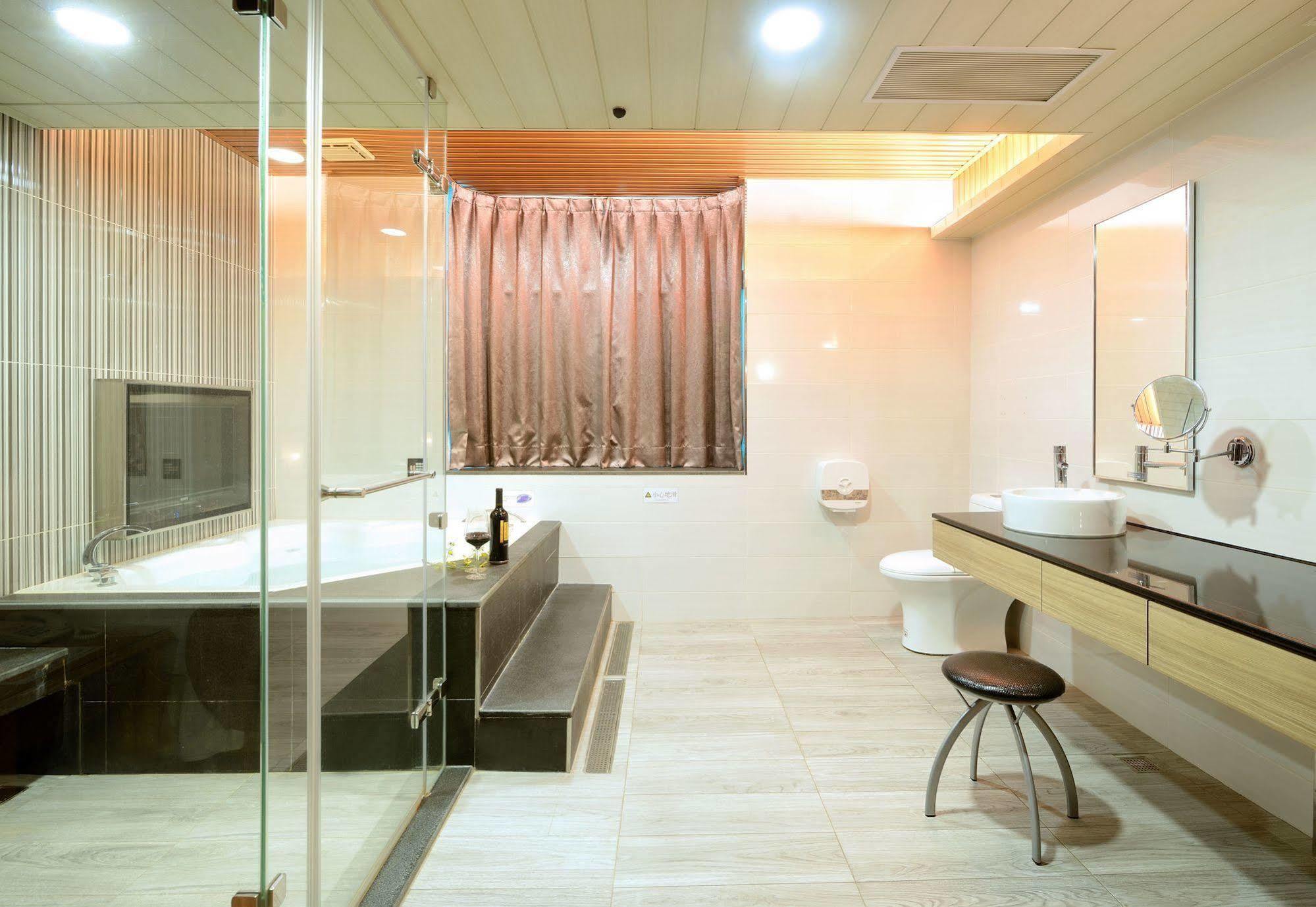 Holland Village Motel Tainan Exterior photo