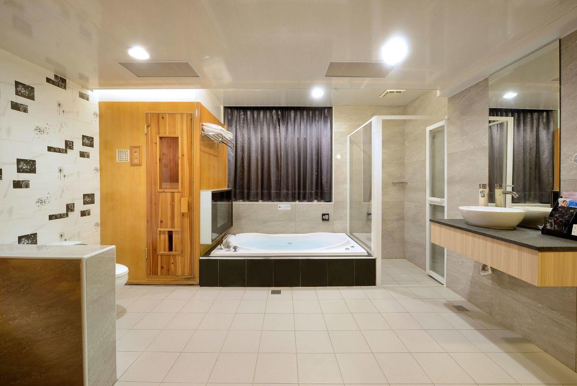 Holland Village Motel Tainan Exterior photo