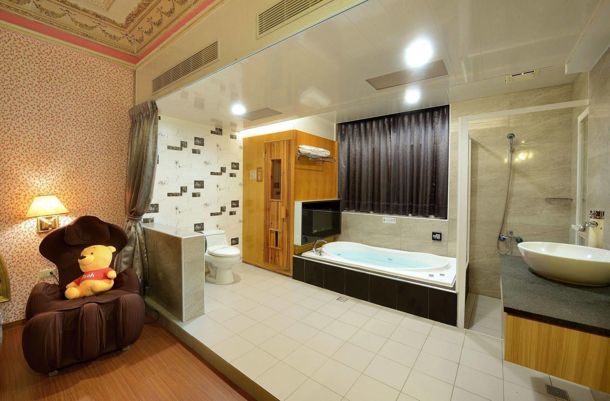 Holland Village Motel Tainan Exterior photo