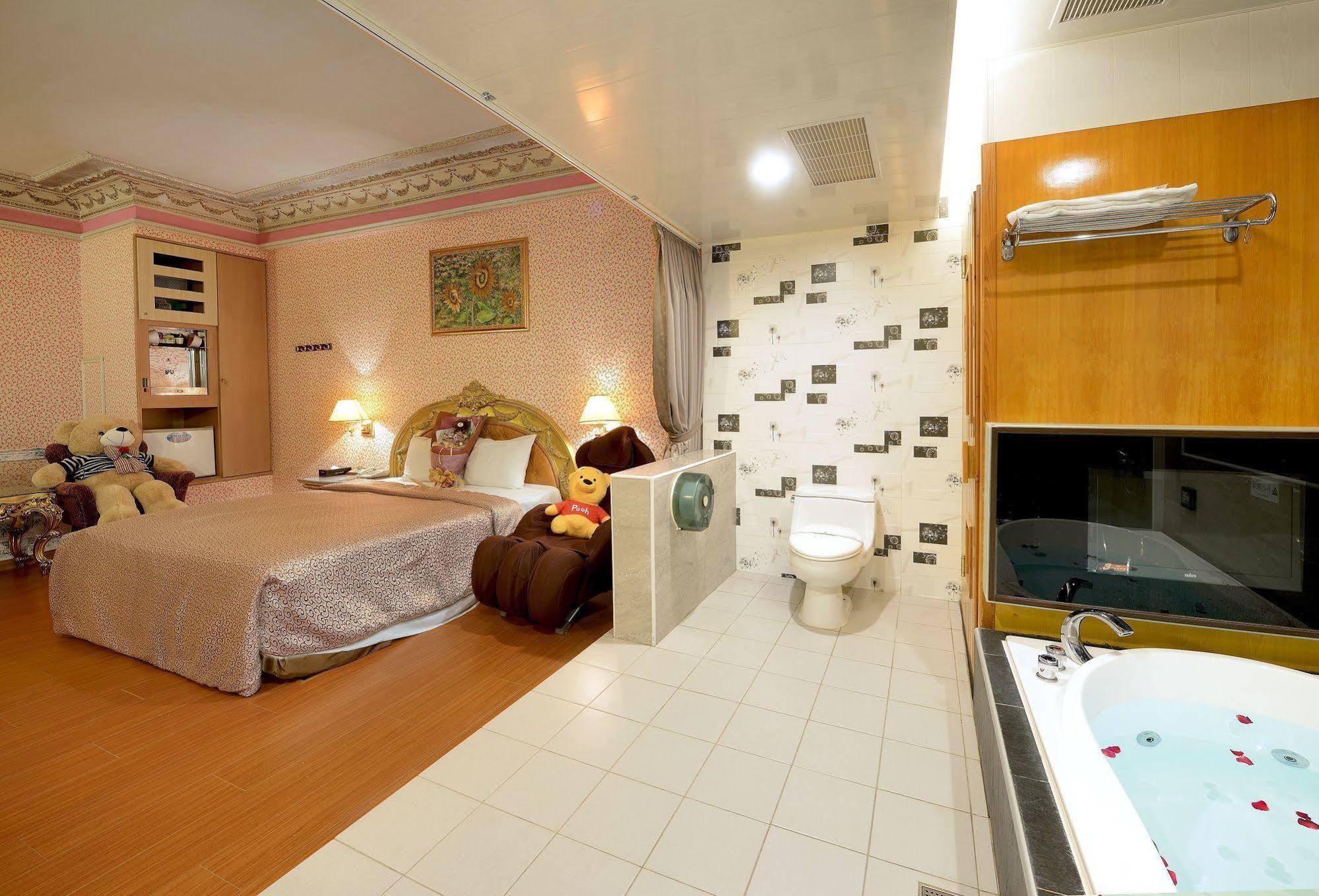 Holland Village Motel Tainan Exterior photo