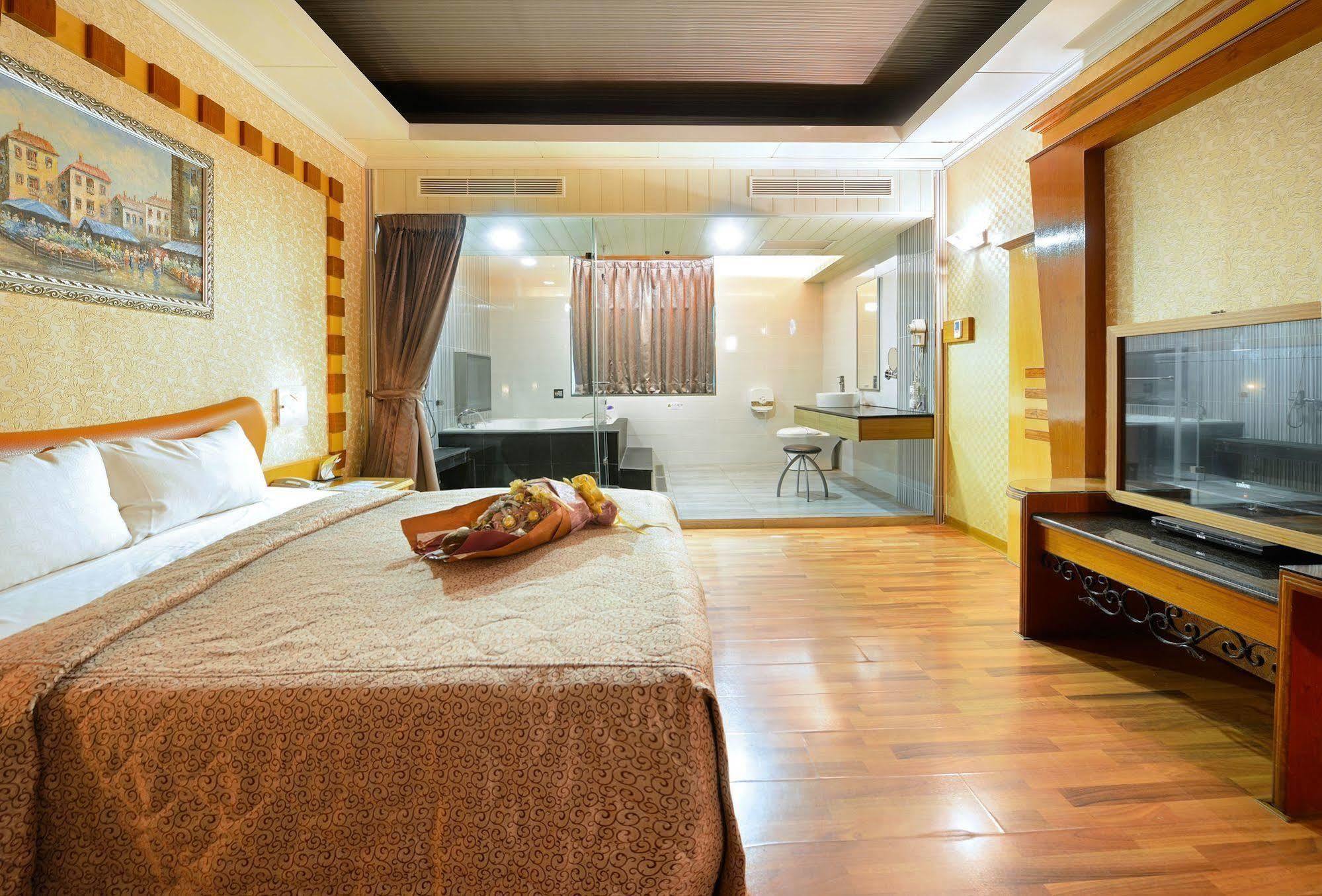 Holland Village Motel Tainan Exterior photo
