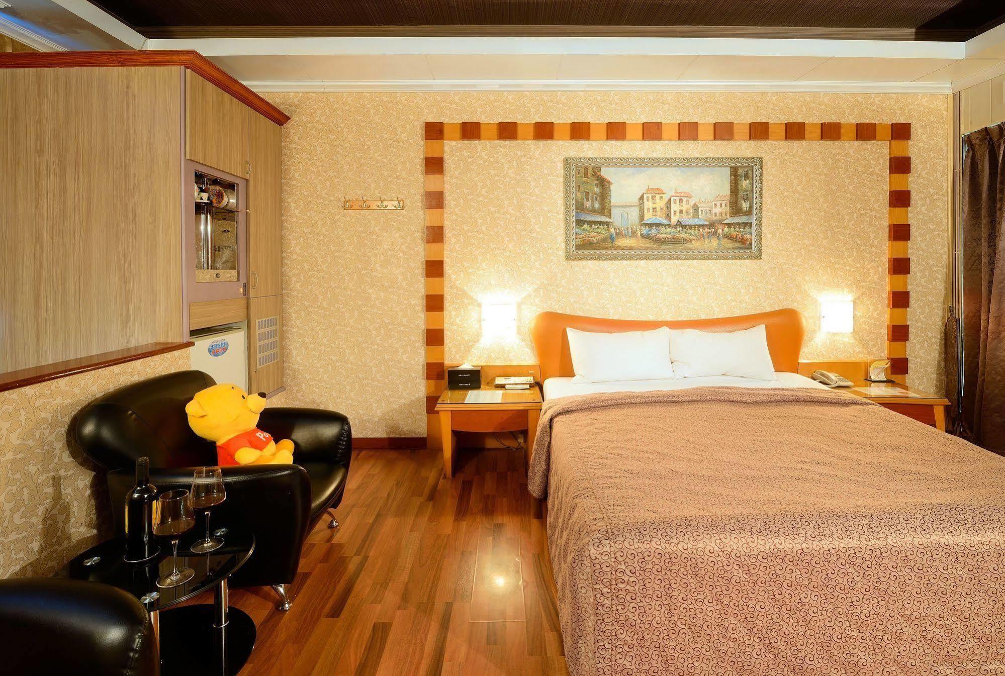 Holland Village Motel Tainan Exterior photo
