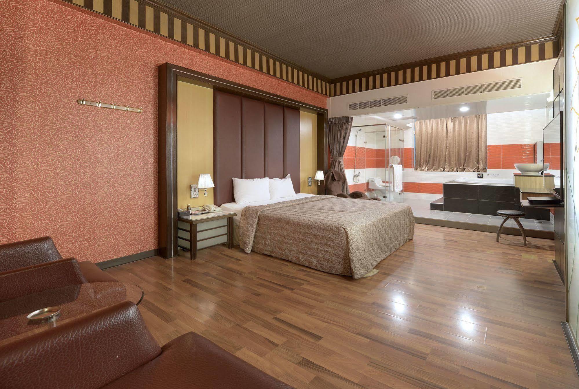 Holland Village Motel Tainan Exterior photo