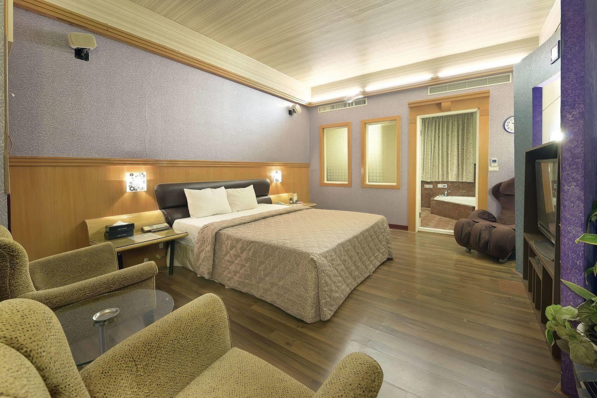 Holland Village Motel Tainan Exterior photo
